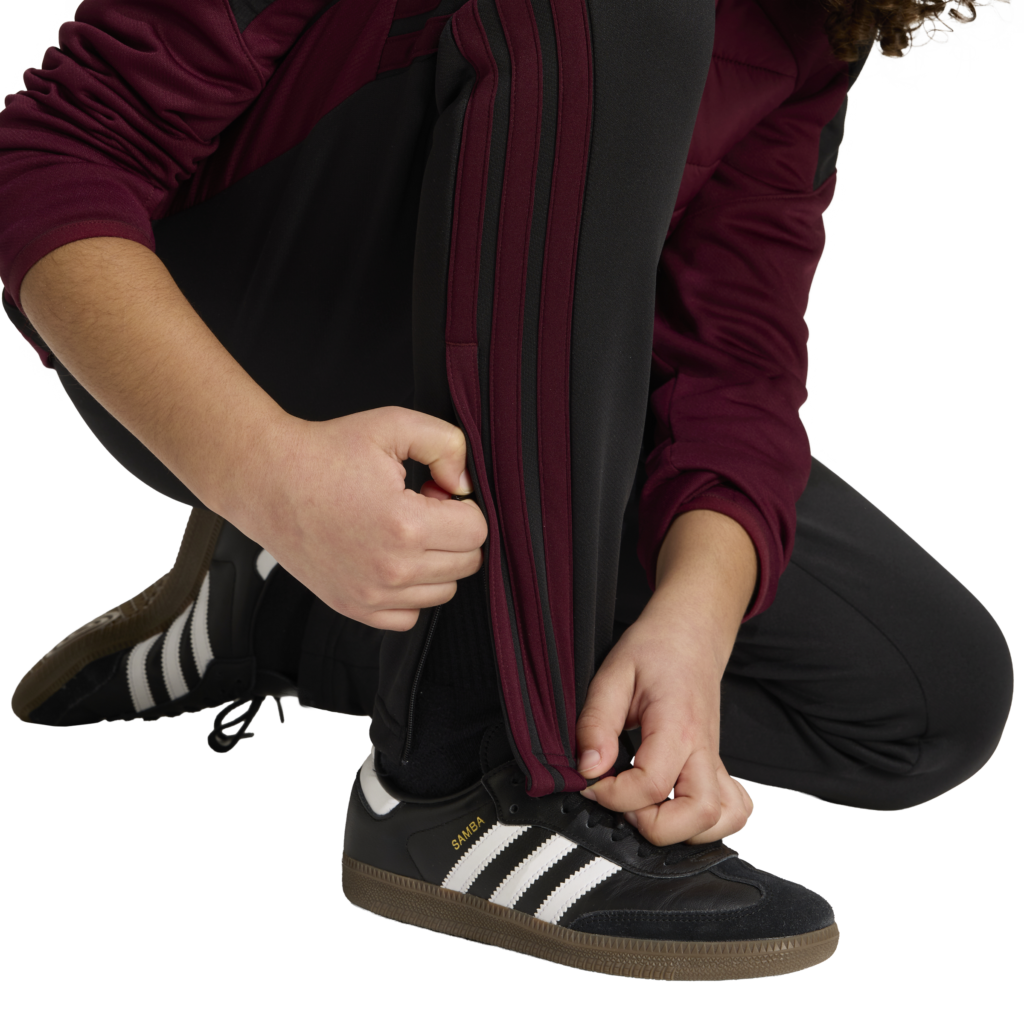 adidas Tiro Essential Winter Pants KS8375 zwarte jongens trainingsbroek met bordeauxrode accenten en enkelritsen