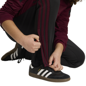 adidas Tiro Essential Winter Pants KS8375 zwarte jongens trainingsbroek met bordeauxrode accenten en enkelritsen