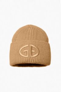 Goldbergh Valerie Beanie GB600.03.263 Lark zandkleurige dames muts met pompon en merkembleem