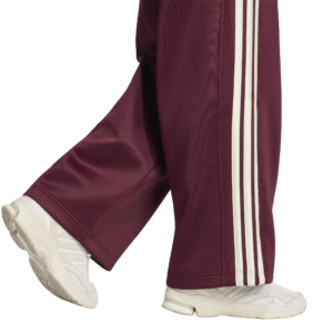 adidas W Stadium Track Pant KY8168 Maroon Ivory bordeauxrode dames trainingsbroek met ivoren accenten