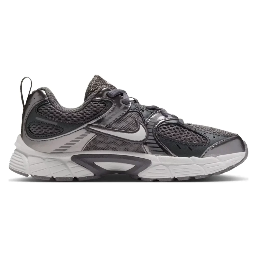 Nike V5 RNR LACE PS IR2305-007 zwarte kindersneakers met vetersluiting