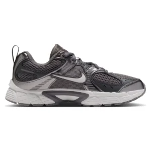 Nike V5 RNR LACE PS IR2305-007 zwarte kindersneakers met vetersluiting